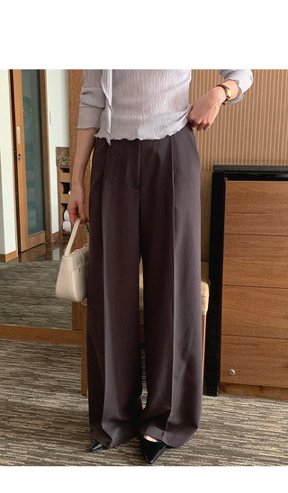 Wide-leg slacks with one pleat