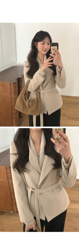 Wide-leg slacks with one pleat