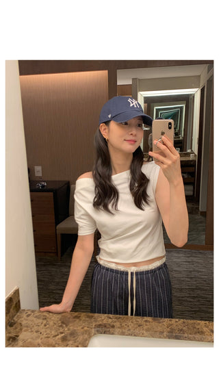 One-shoulder short-sleeved T-shirt