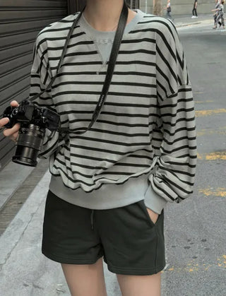 Pigmented border sweatshirt