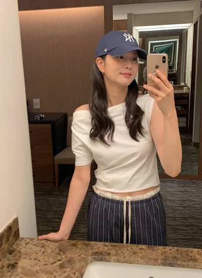 One-shoulder short-sleeved T-shirt