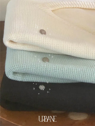Loose-fit wool V-neck knit vest