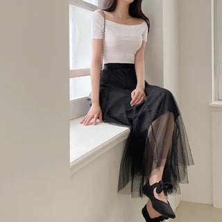 Off-shoulder semi-cropped black short-sleeved T-shirt