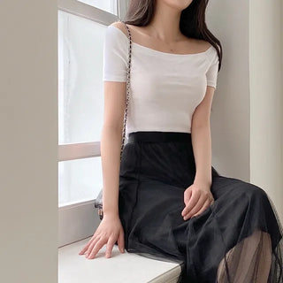 Off-shoulder semi-cropped black short-sleeved T-shirt