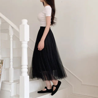 Off-shoulder semi-cropped black short-sleeved T-shirt