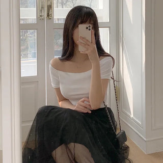 Off-shoulder semi-cropped black short-sleeved T-shirt
