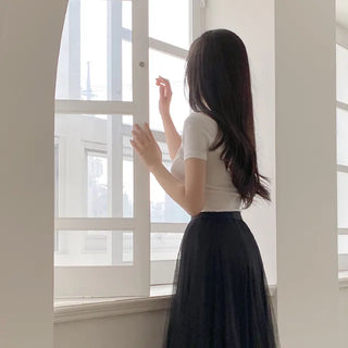Off-shoulder semi-cropped black short-sleeved T-shirt