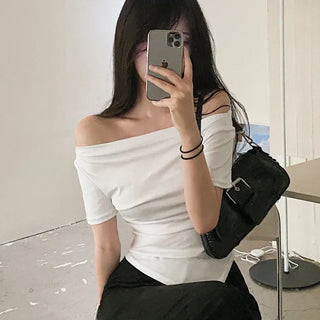 Short-sleeved off-shoulder cropped asymmetrical T-shirt