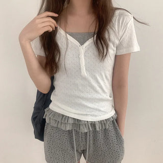 Eyelet punched button short-sleeved T-shirt