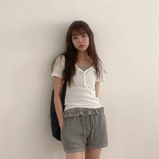 Eyelet punched button short-sleeved T-shirt