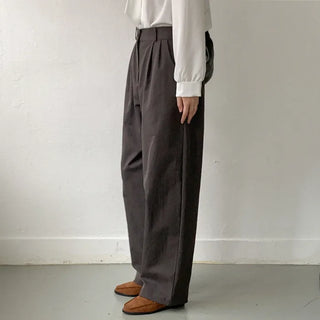 Pleated wide-leg slacks