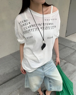 [2 colors] One-shoulder lettering T-shirt