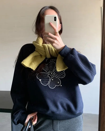 Fleece-lined sweatshirt with floral embroidery