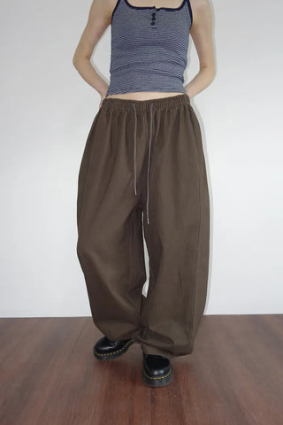 Wide-leg pants with contrasting snap buttons