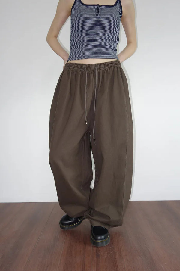 Wide-leg pants with contrasting snap buttons