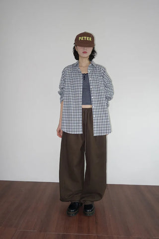 Wide-leg pants with contrasting snap buttons
