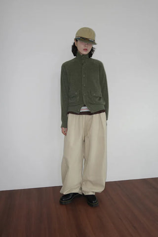 Wide-leg pants with contrasting snap buttons