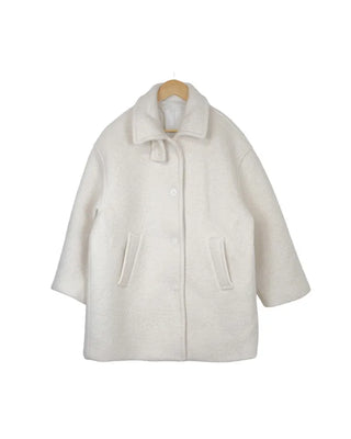 A half coat that can be worn even in the middle of winter.