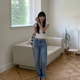 Eyelet punched U-neck T-shirt