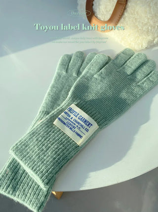 Knitted gloves
