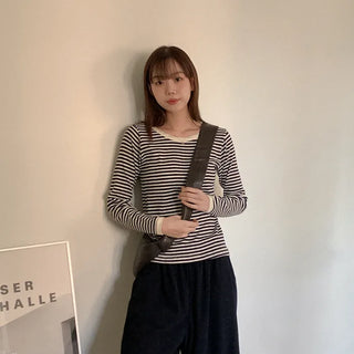 Border eyelet punched long-sleeve T-shirt