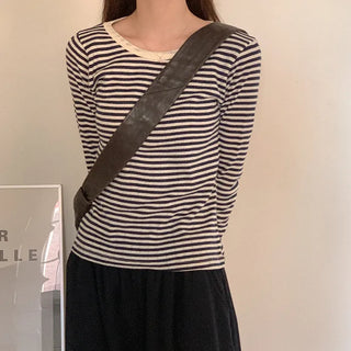 Border eyelet punched long-sleeve T-shirt