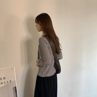 Border eyelet punched long-sleeve T-shirt