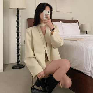 Scarf-lined, collarless, short V-neck jacket