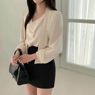 [Perfect for special occasions] Silky puff-sleeve blouse with tie ribbon