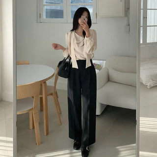 [Perfect for special occasions] Silky puff-sleeve blouse with tie ribbon