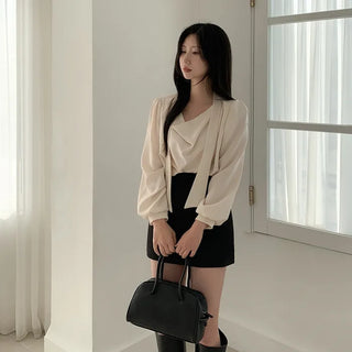 [Perfect for special occasions] Silky puff-sleeve blouse with tie ribbon