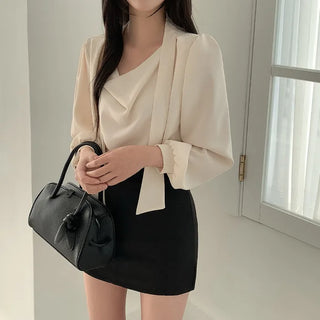 [Perfect for special occasions] Silky puff-sleeve blouse with tie ribbon