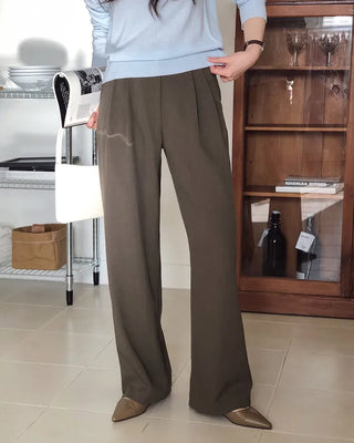 Leg-lengthening pintuck wide slacks
