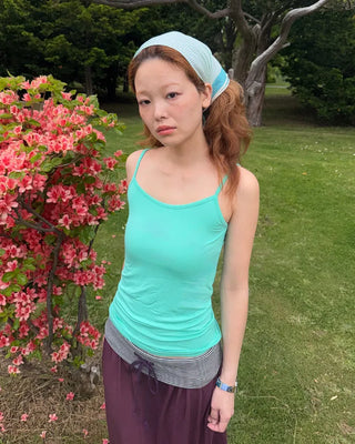 Basic color sleeveless top
