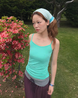 Basic color sleeveless top