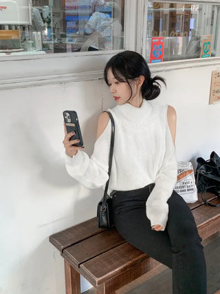 Shoulder slit turtleneck knit