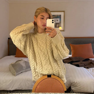 Cable oversized round knit