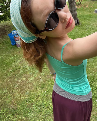 Basic color sleeveless top