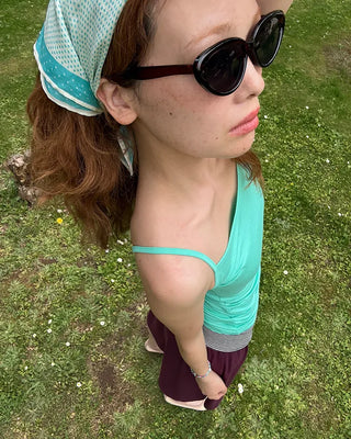 Basic color sleeveless top