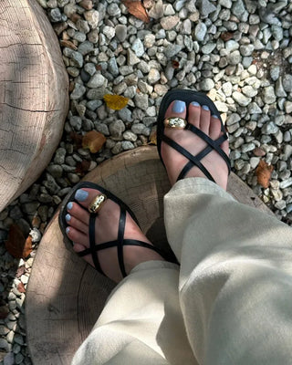 Ring-point string sandals