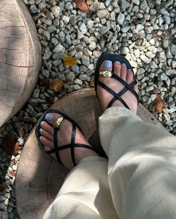 Ring-point string sandals