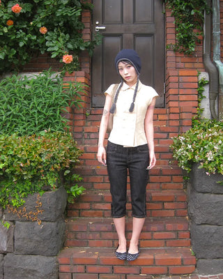 Curved-out seam rigid denim capri pants
