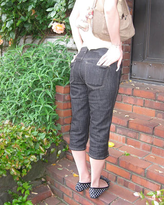 Curved-out seam rigid denim capri pants