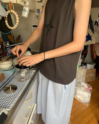 Crack print sleeveless top