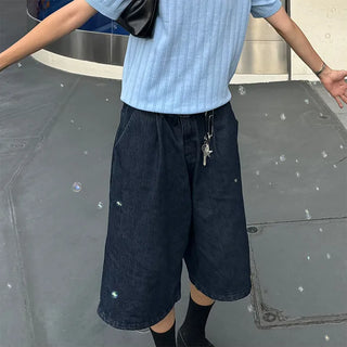 Wide-leg pleated half-length slacks