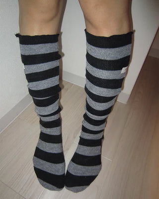 Scalloped hem border knee-high socks
