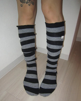 Scalloped hem border knee-high socks