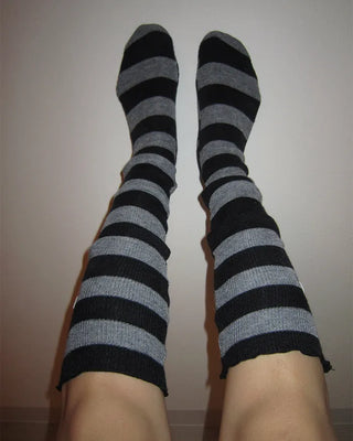 Scalloped hem border knee-high socks