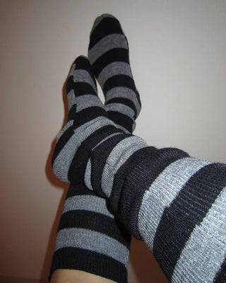 Scalloped hem border knee-high socks