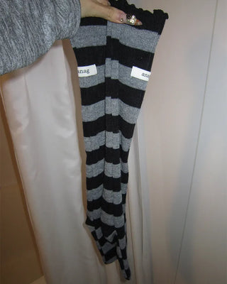 Scalloped hem border knee-high socks